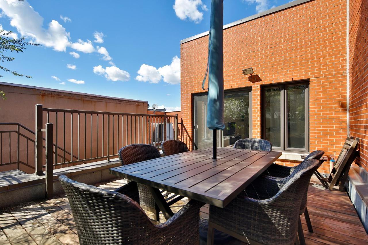Stunning Full Apartments - Stocked Kitchens - Washer & Dryers - Workspace Provided - Fast Wifi - Located On The Famous St Denis Street - Near Metro Mont Royal — Photos 3